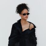 Rihanna apuesta por un total look negro para asistir al desfile Dior SS27 durante la Semana de la Moda de París. Imagen: cortesía de Dior.