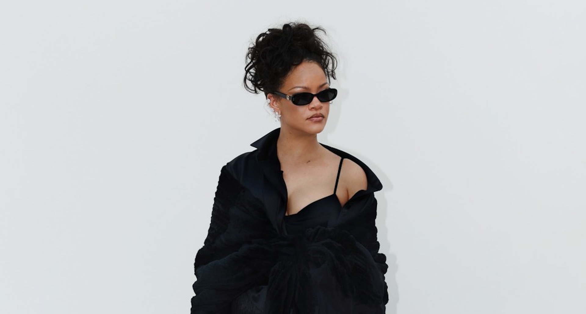 Rihanna apuesta por un total look negro para asistir al desfile Dior SS27 durante la Semana de la Moda de París. Imagen: cortesía de Dior