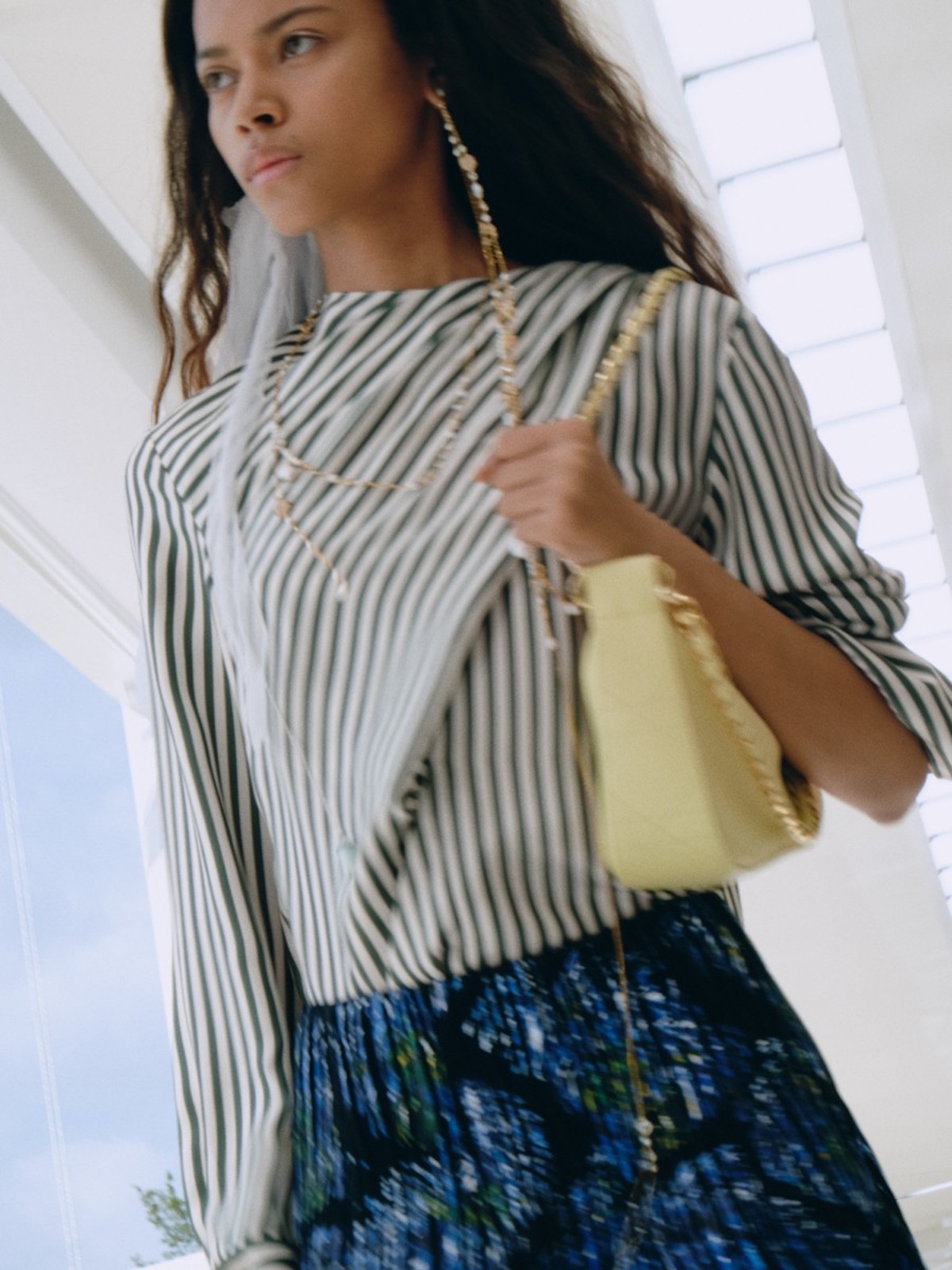 Los accesorios y la joyería adquieren protagonismo en Dior SS27, donde Jonathan Anderson combina rayas, estampados y tonos pastel