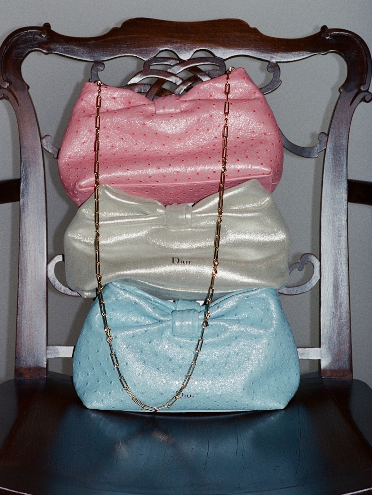Los bolsos de Dior SS27 se presentan en rosa, blanco y azul pastel con formas suaves y detalles de lazo