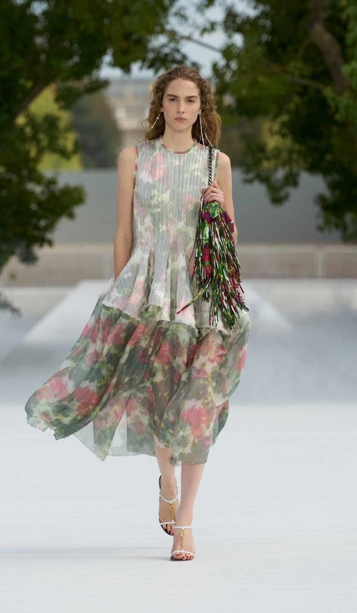 Los estampados florales y las siluetas fluidas conectan moda y naturaleza en la colección Dior primavera-verano 2027.