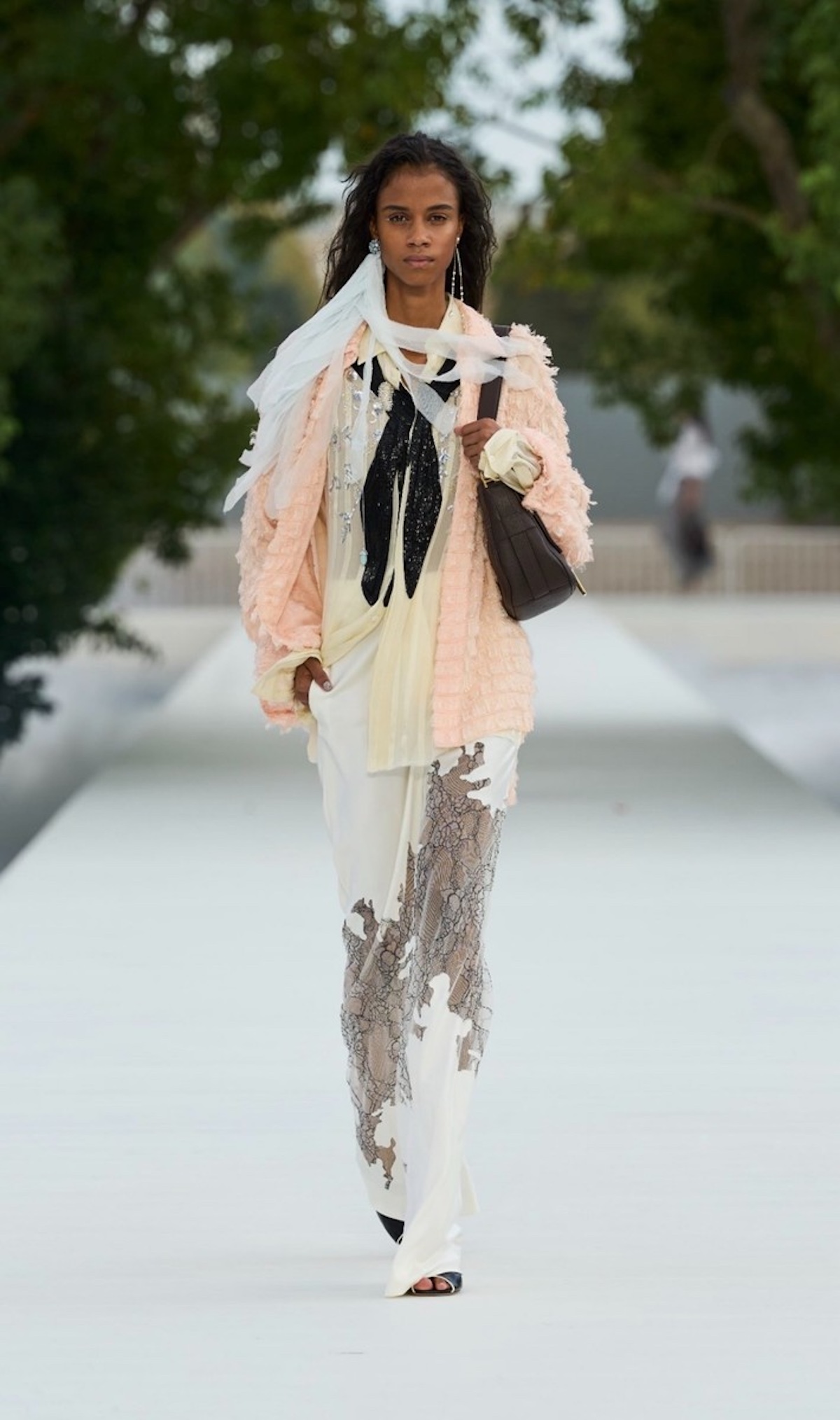 Encajes, tejidos ligeros y capas superpuestas reinterpretan el romanticismo de Dior en la colección SS27 de Jonathan Anderson