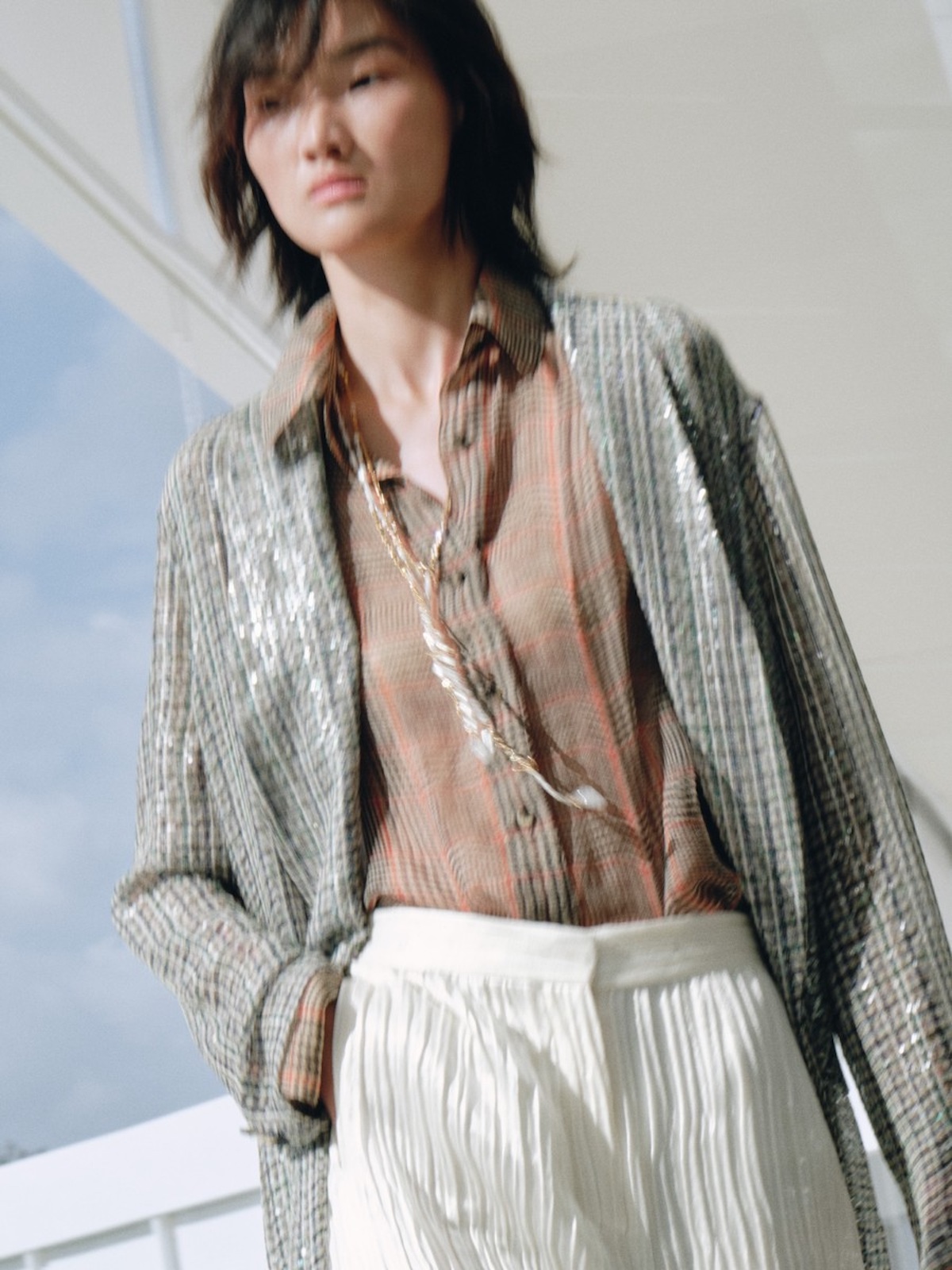 Sastrería de cuadros, camisa y pantalón fluido muestran el juego entre códigos masculinos y femeninos de Dior SS27