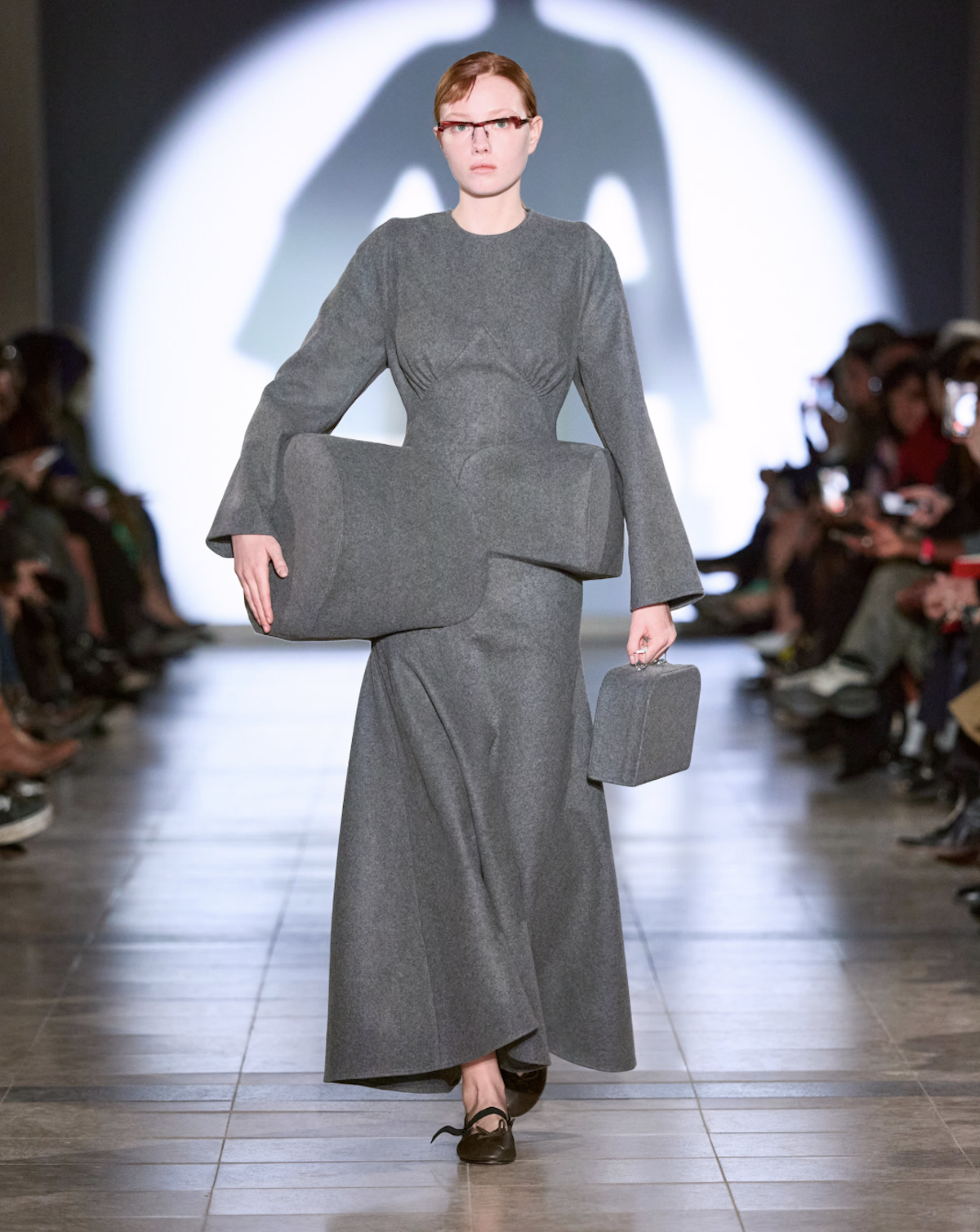 Look de «Face Value», la colección otoño-invierno 2026-2027 de Julie Kegels que explora la identidad, el aura y la percepción a través de la ropa
