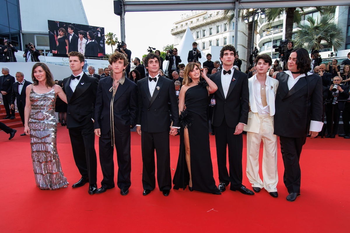El reparto de «La bola negra» en la alfombra roja del Festival de Cannes. Imagen: cortesía de Movistar Plus+