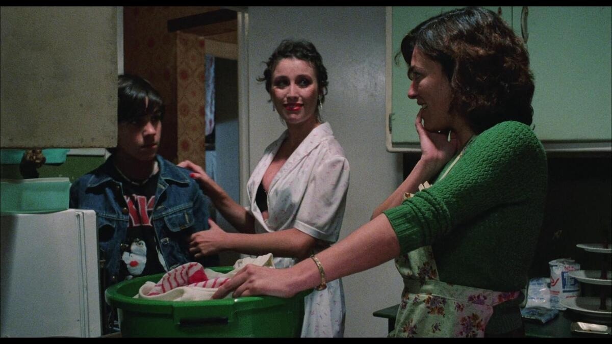 Fotograma de «¿Qué he hecho yo para merecer esto?» (1984), una de las películas de Pedro Almodóvar disponibles en Movistar Plus+