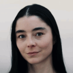 Retrato de Julie Kegels, diseñadora belga y ganadora del LVMH Prize 2026 tras solo dos años al frente de su propia firma. Imagen: @lvmhprize