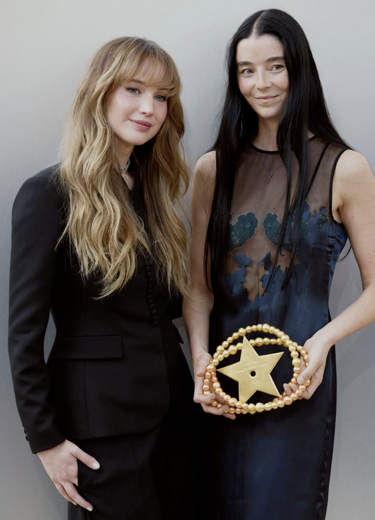 Jennifer Lawrence junto a Julie Kegels, ganadora del LVMH Prize 2026, posando con el galardón de la decimotercera edición del premio