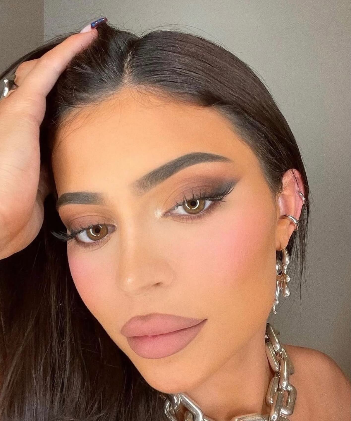 Kylie Jenner luce un maquillaje de ojos ahumado, resaltando una mirada intensa y definida.