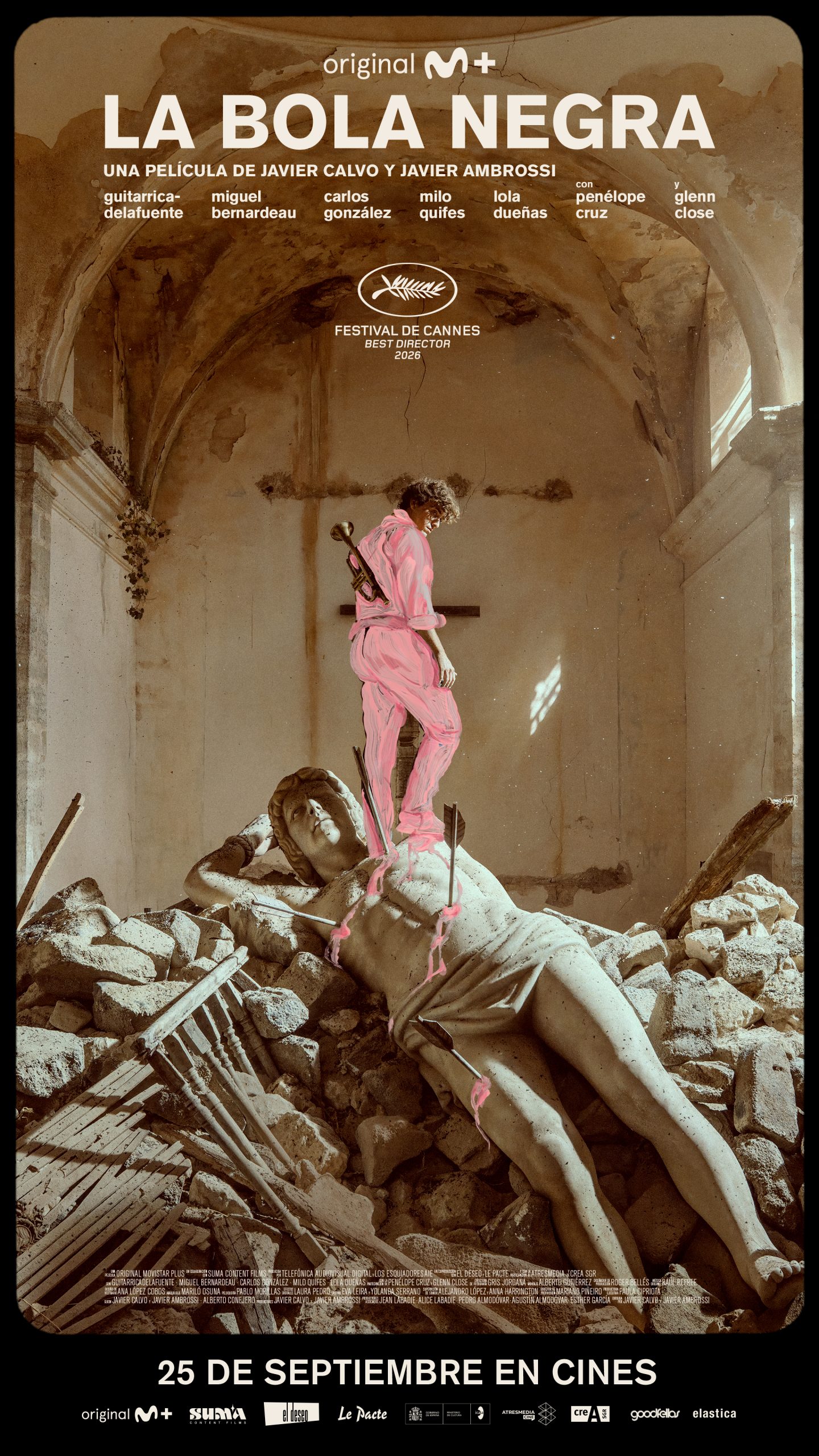 Cartel oficial de «La bola negra», la nueva película de Javier Calvo y Javier Ambrossi, con Guitarricadelafuente, Miguel Bernardeau, Penélope Cruz y Glenn Close
