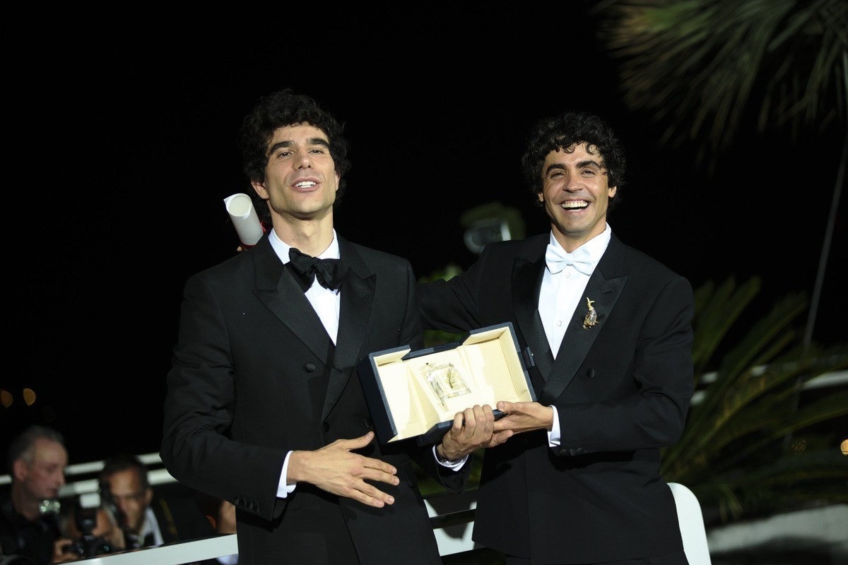 Javier Calvo y Javier Ambrossi, Los Javis, tras recibir el premio a Mejor Dirección en Cannes por «La bola negra». Imagen: cortesía de Movistar Plus +