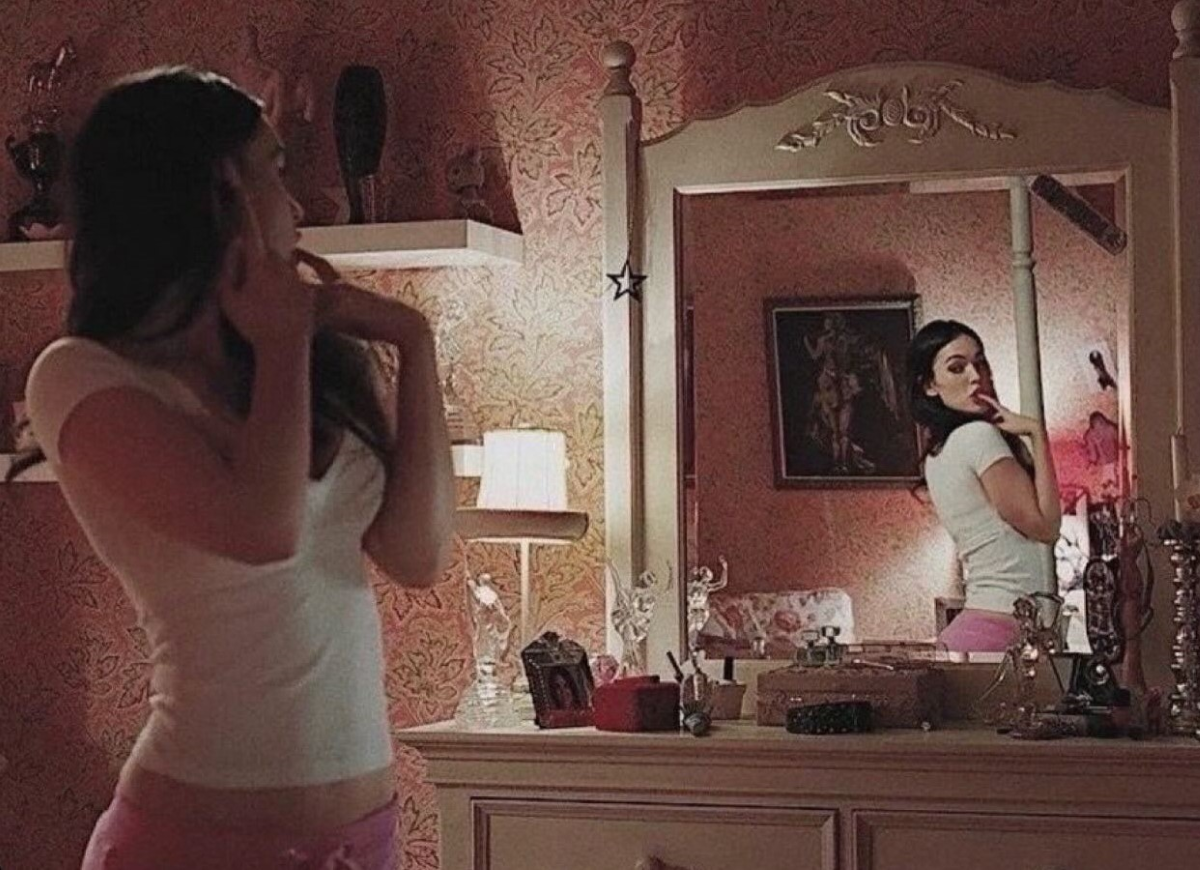 Megan Fox como Jennifer Check en Jennifer’s Body, mirándose coqueta al espejo
