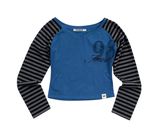 Amore Longsleeve de Omara. El detalle del cuello abierto que deja los hombros al aire, combinado con las mangas de rayas y los gráficos dosmileros consiguen la fórmula perfecta. Precio: 45€