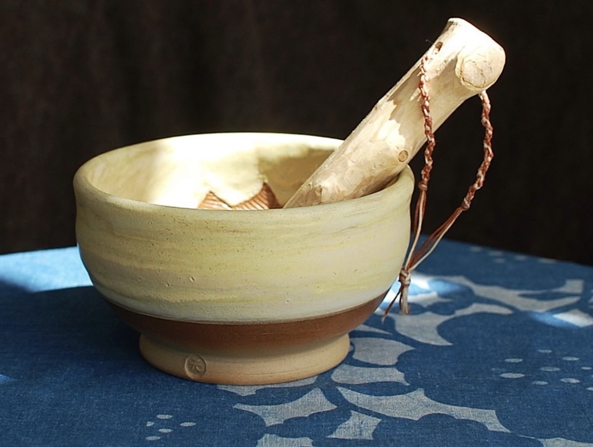 Cuenco para té matcha de cerámica japonesa, creado en Taller Yuu. Imagen: @taller.cercamica.yuu 