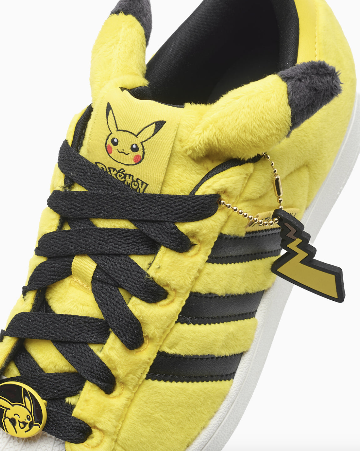 Imagen de uno de los diseños de adidas y Pokémon