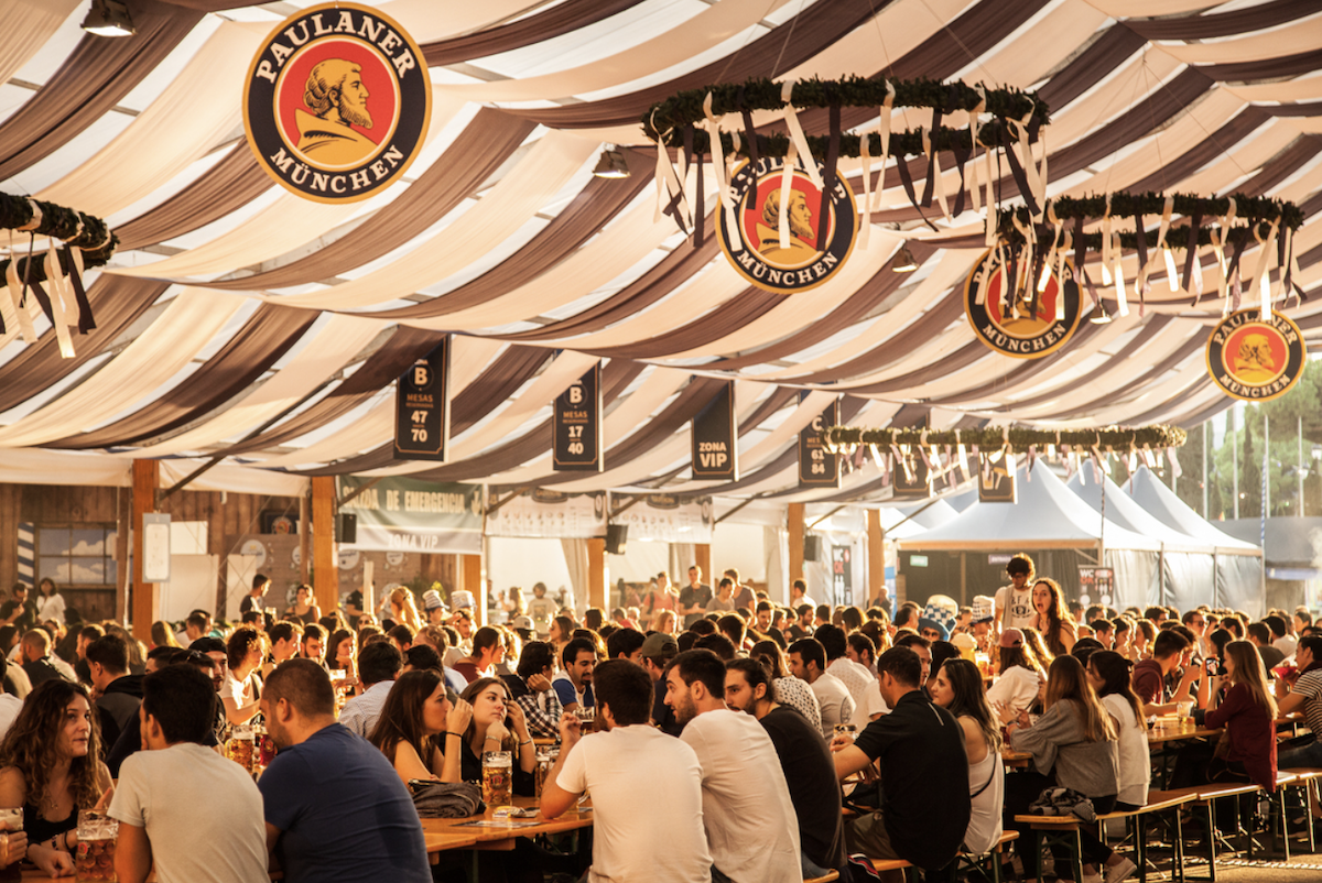 Imagen de una de las barras de Oktoberfest, uno de los mejores planes para hacer en Barcelona en octubre