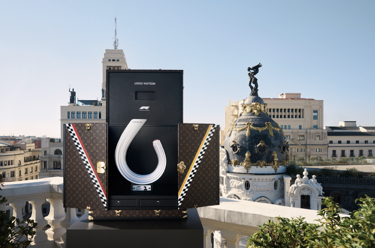 Trofeo del Gran Premio de Fórmula 1 en el baúl de Louis Vuitton