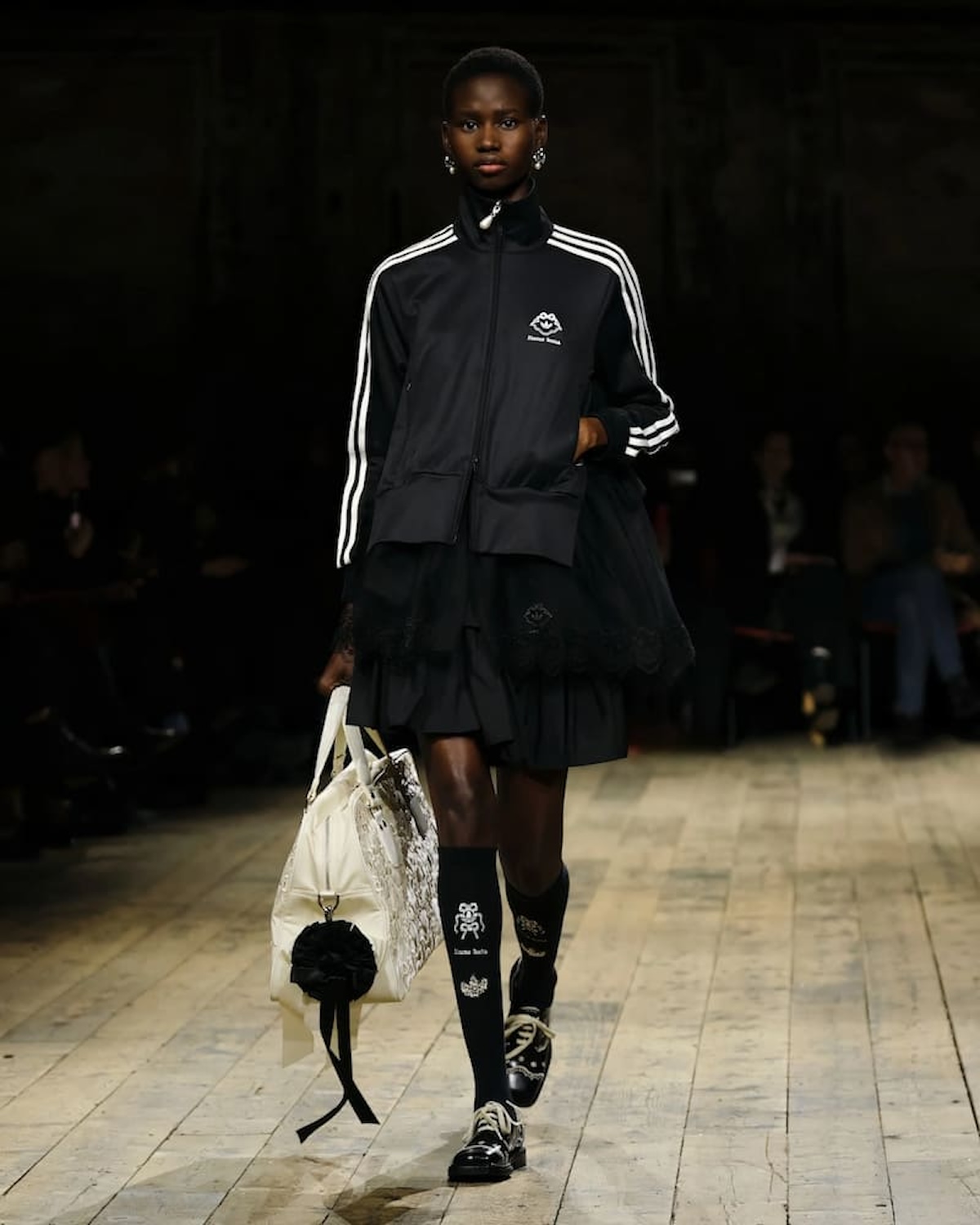 Estilismo de Simone Rocha FW26 con prendas de Adidas