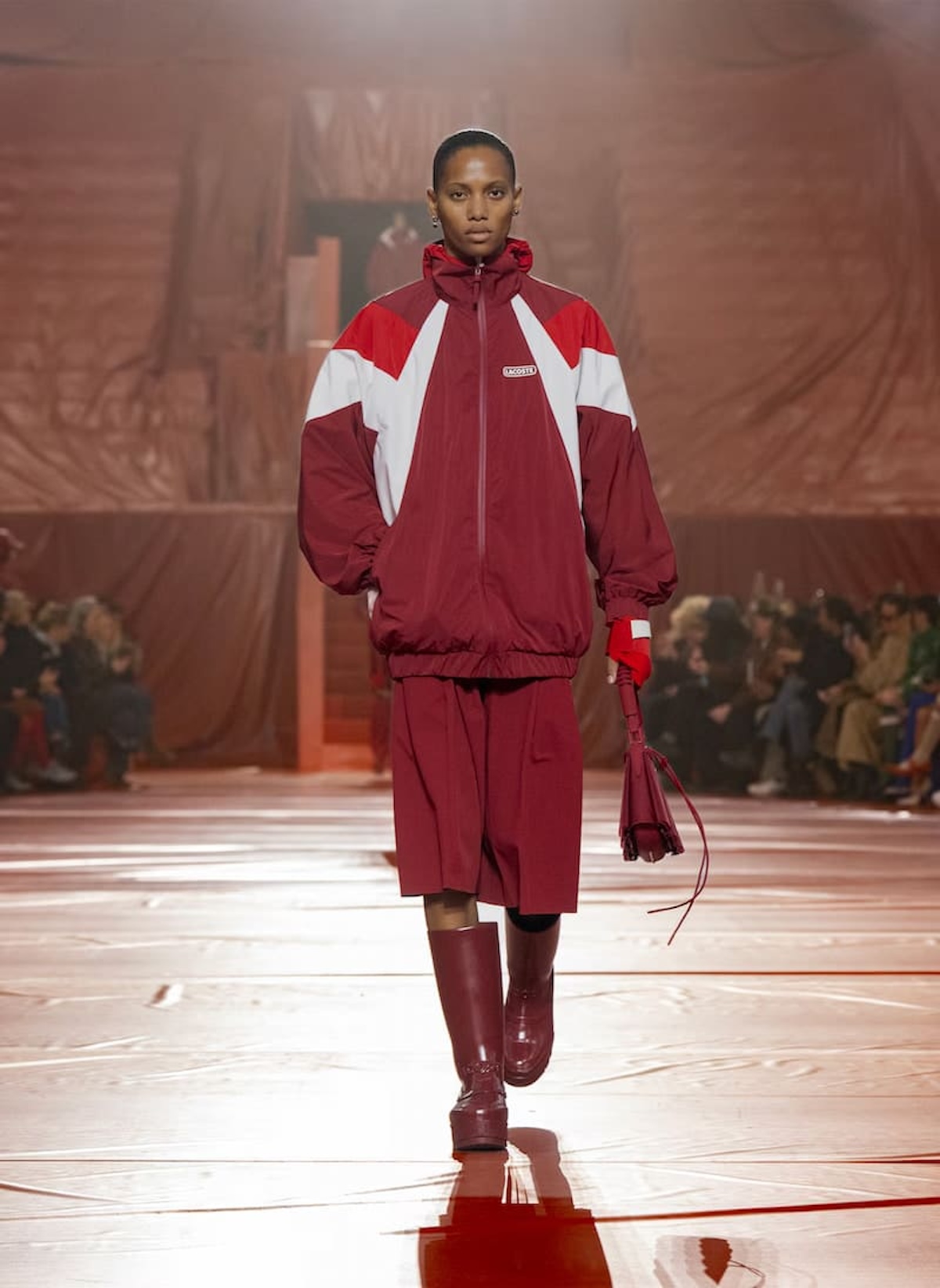 Estilismo con tejido técnico de Lacoste FW26