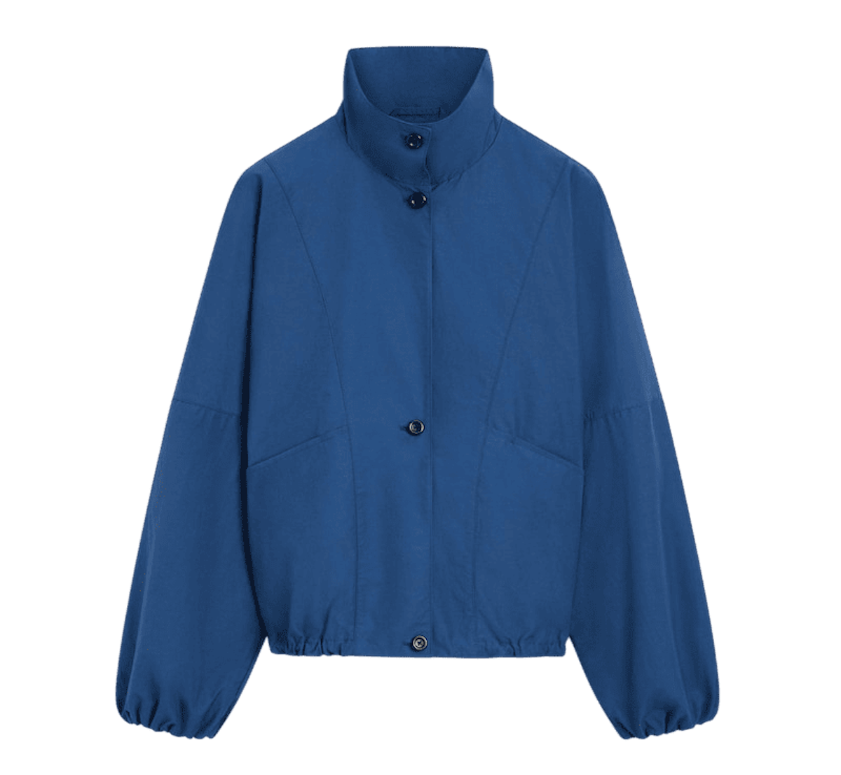 Chaqueta bomber técnica abullonada de Massimo Dutti. Tres tendencias en una sola prenda: el tejido técnico, el cuello chimenea y el azul como color de moda. Precio: 99,95€