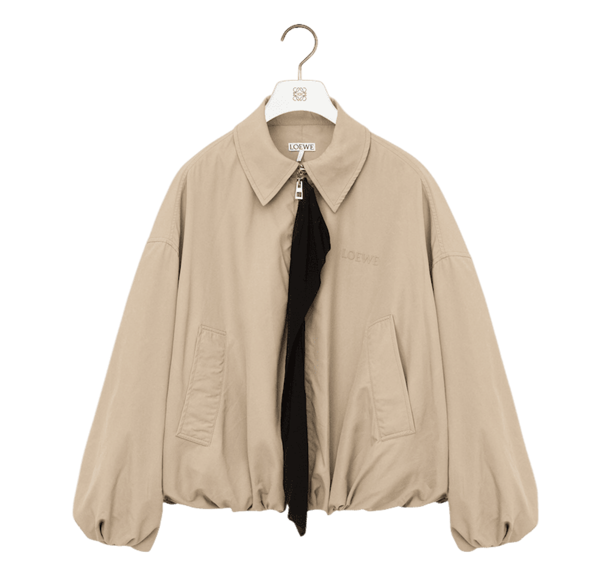 Chaqueta en tejido técnico de Loewe. Un modelo que destaca por la silueta globo y el panel de seda en contraste que eleva la originalidad del diseño. Precio: 1.900€