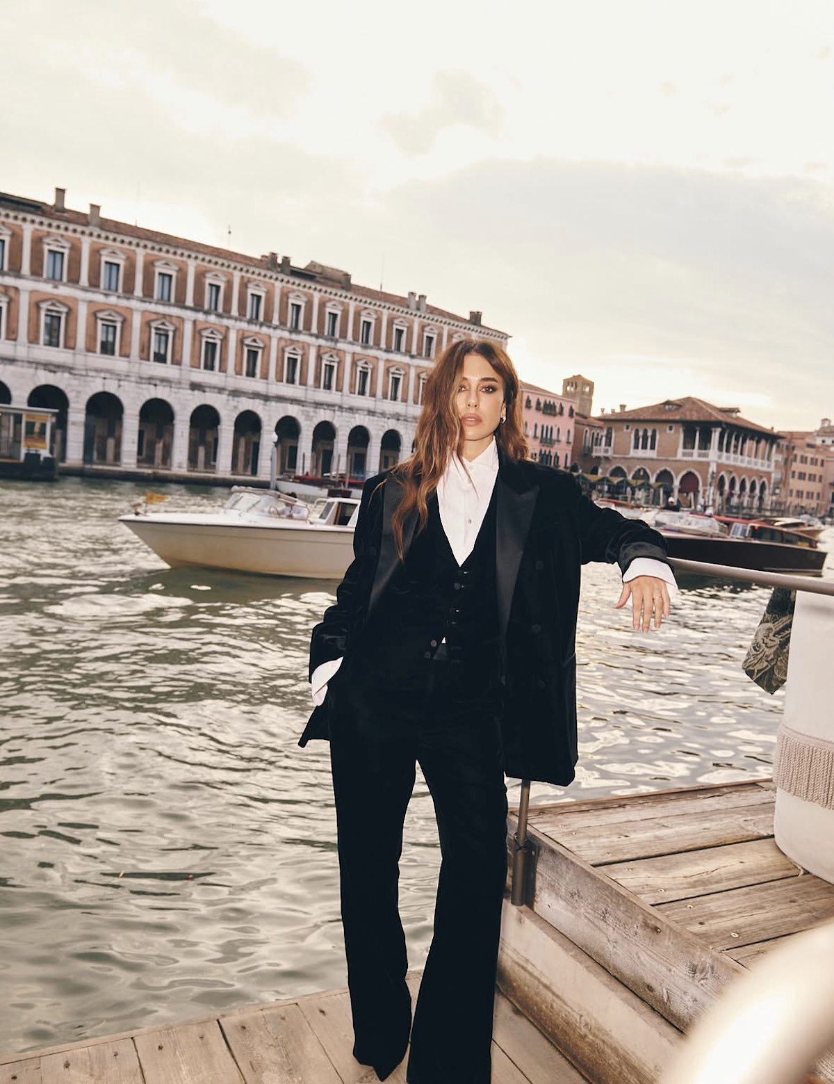 Blanca Suárez luciendo un traje de Giorgio Armani en el Festival de Venecia