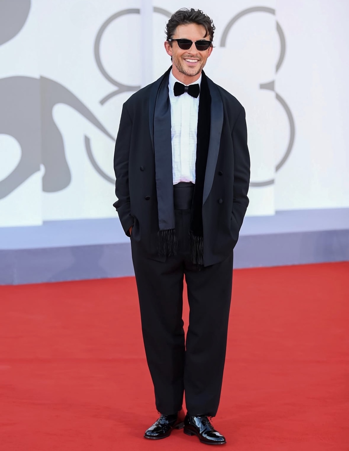 Jonathan Bailey luciendo un diseño de Giorgio Armani en el Festival de Venecia