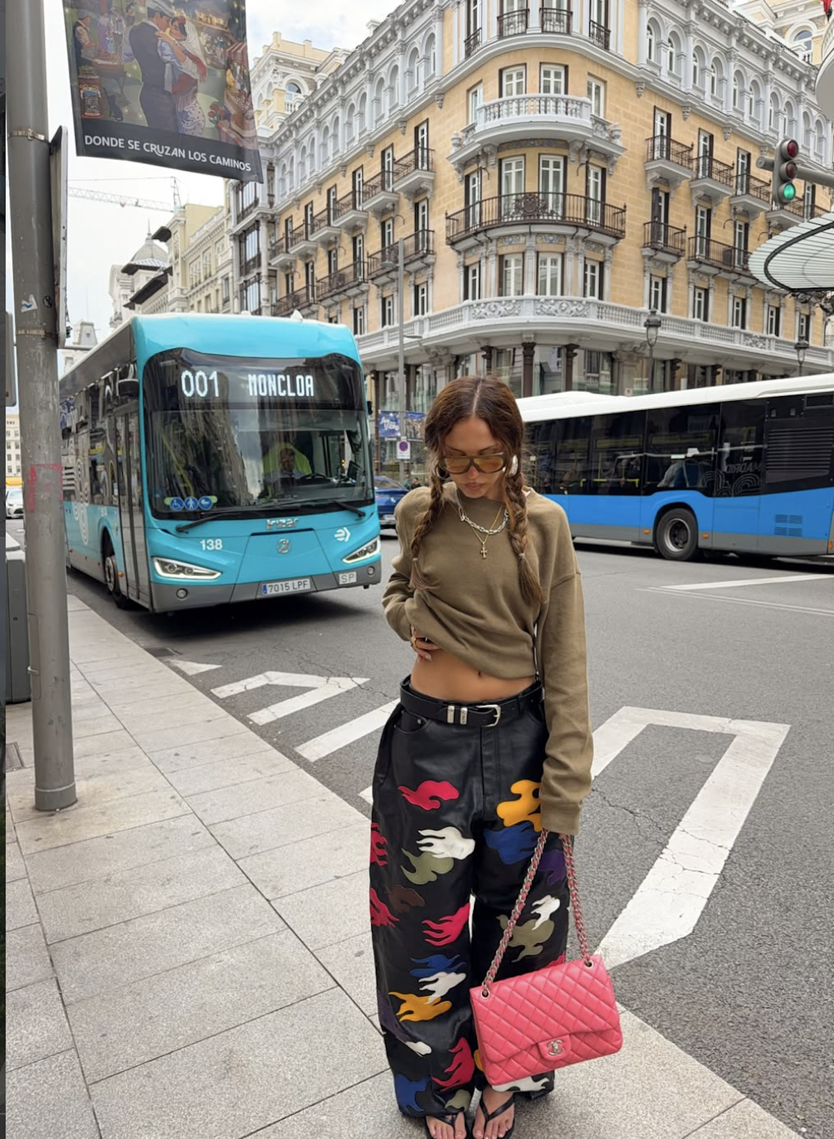 La influencer portuguesa Sofía Coelho con unos vaqueros estampados. Imagen: @sofiamcoelho