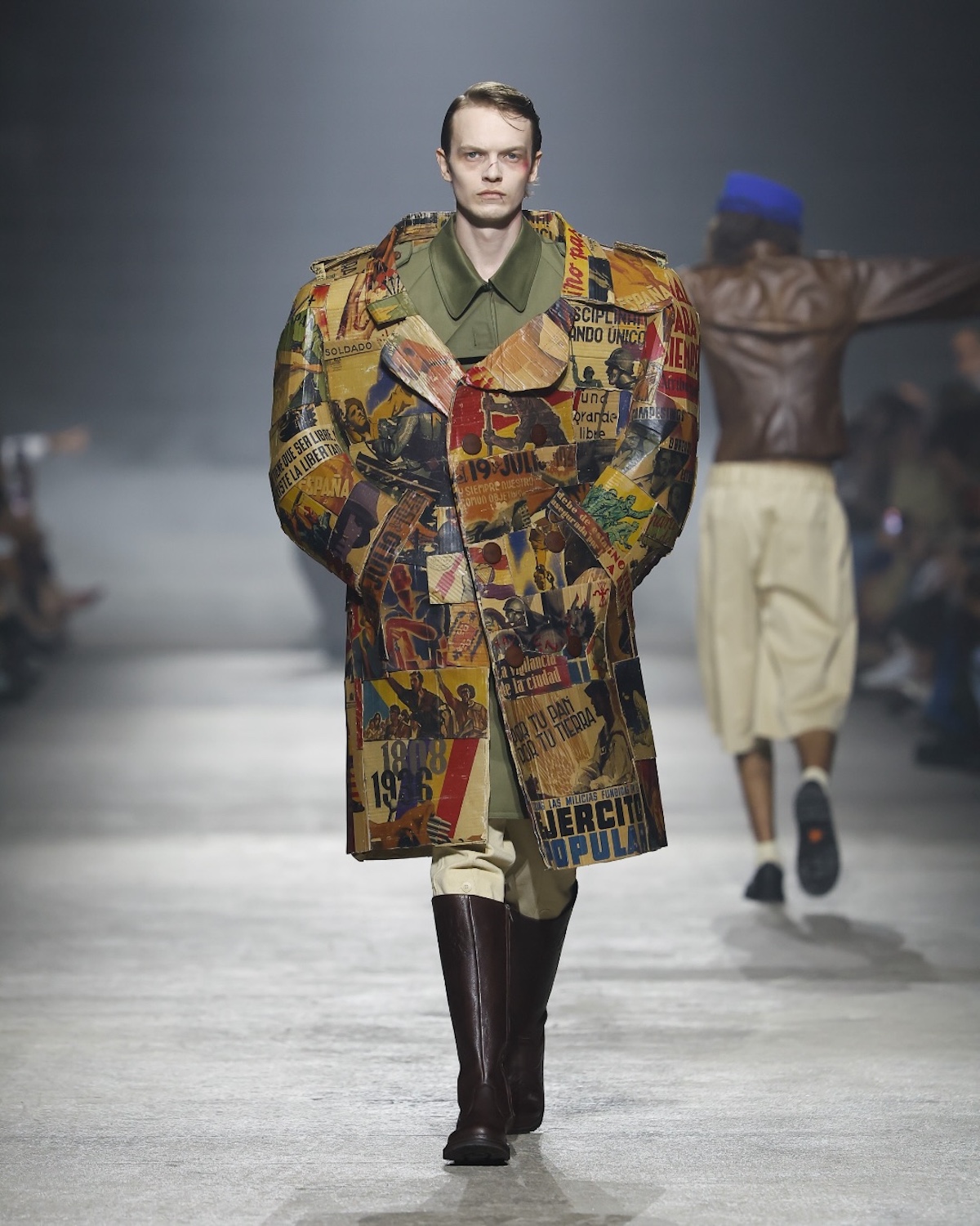 La colección «Desertores» de L’Amar reinterpreta la protección del patrimonio artístico durante la Guerra Civil español. Imagen: @080bcnfashion