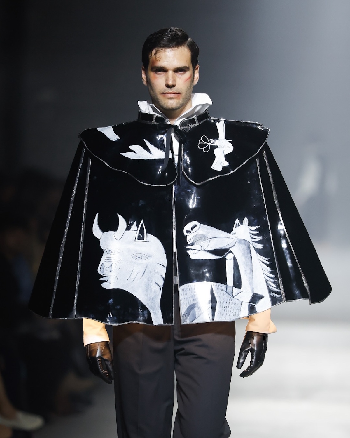L’Amar presenta «Desertores», una colección inspirada en la memoria histórica, en la 080 Barcelona Fashion 2026. Imagen: @080bcnfashion