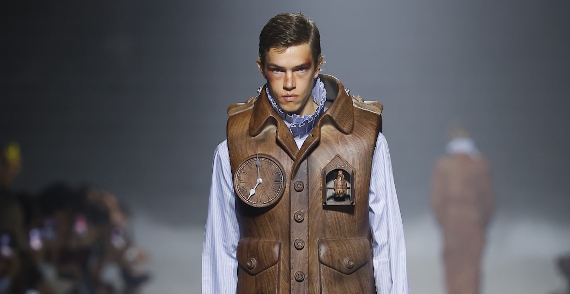 L’Amar presenta «Desertores» en la 080 Barcelona Fashion 2026, una colección que fusiona moda masculina, memoria histórica y referencias al patrimonio artístico español. Imagen: @080barcelonafashion