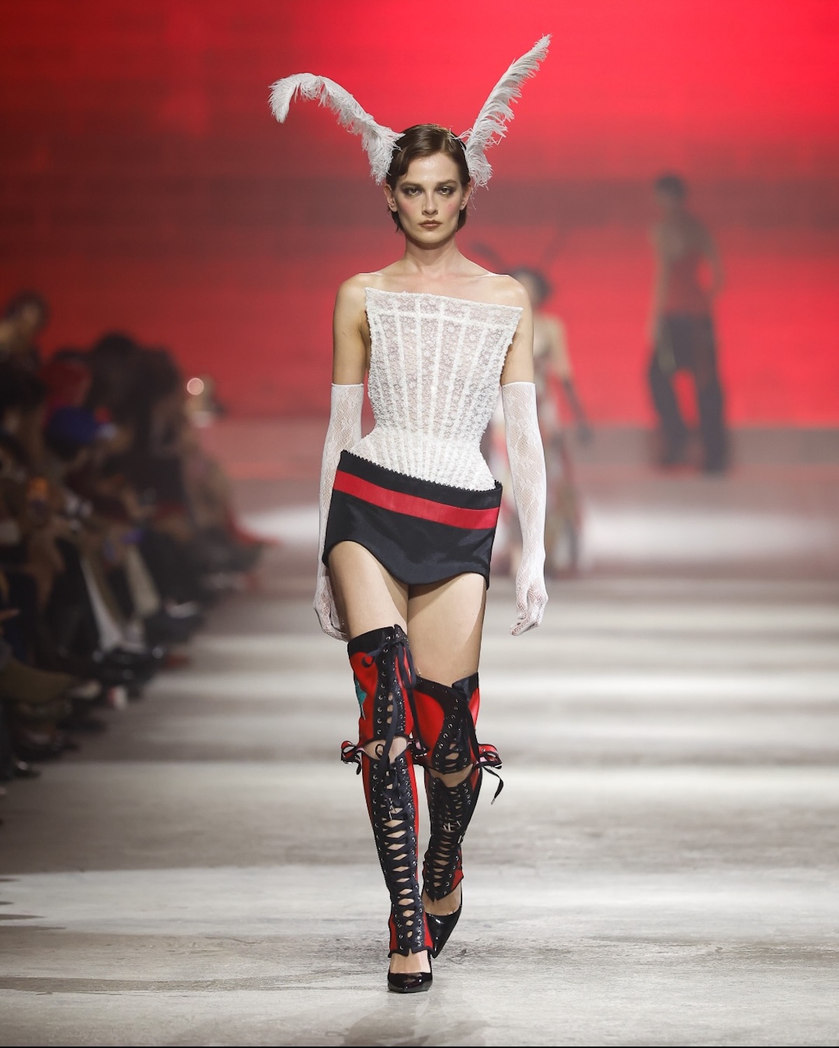 La colección «CIRCA» de Marc Aleixandri desafía los códigos tradicionales de la moda en la pasarela barcelonesa. Imagen: @080bcnfashion
