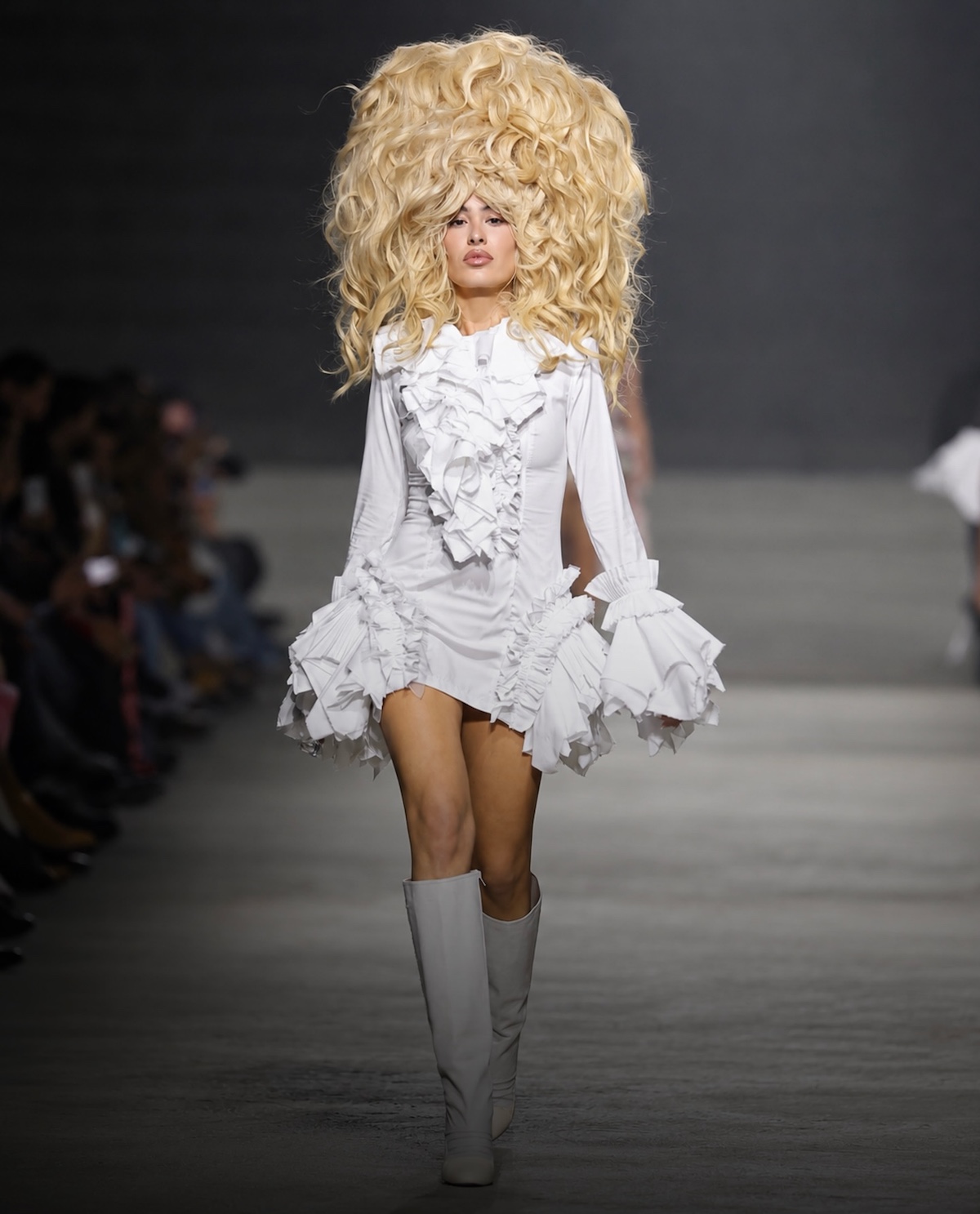 Volúmenes teatrales, volantes y siluetas escultóricas en la colección «Vidas no vividas» de PAT EQUILUX para la 080 Barcelona Fashion 2026