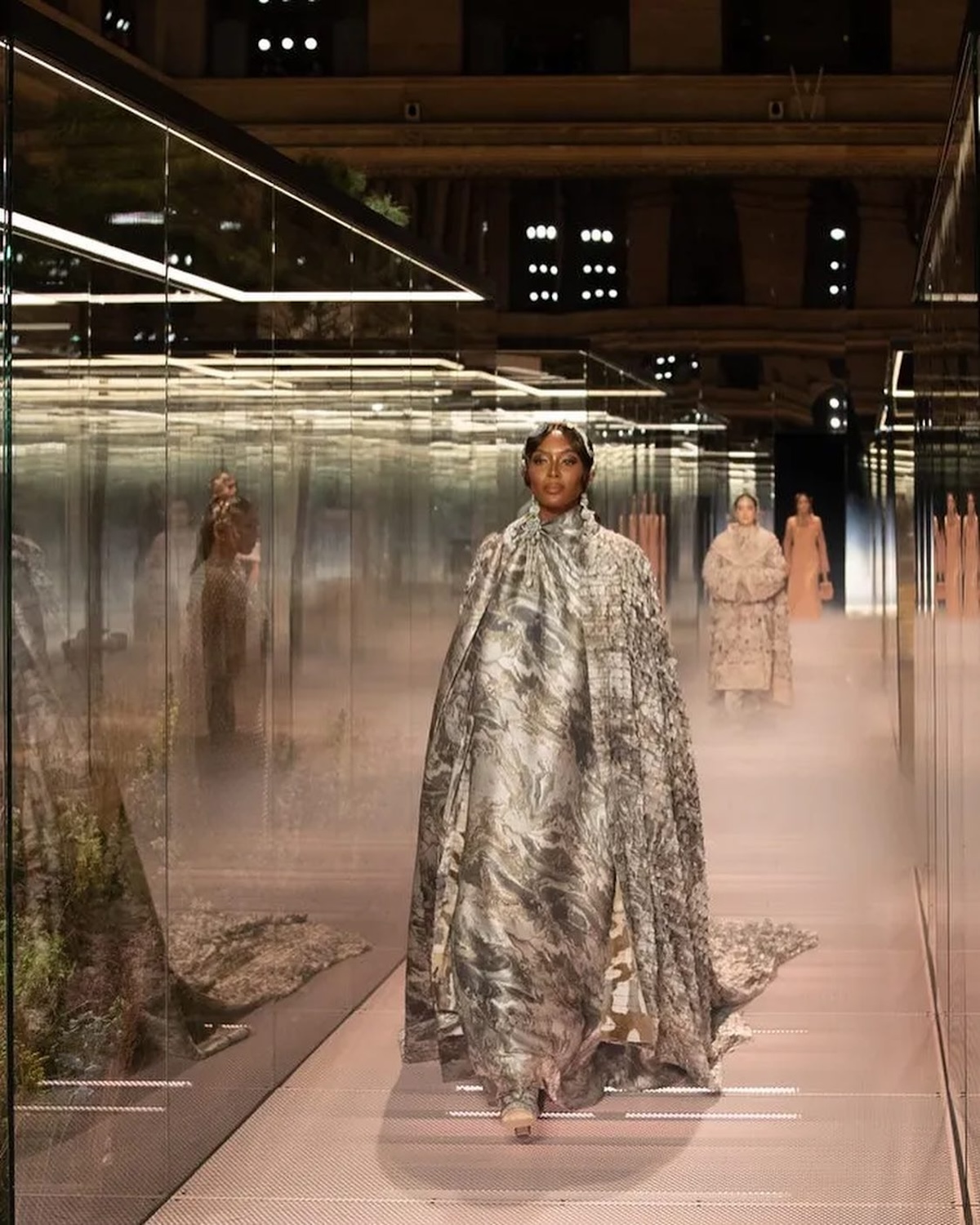 Naomi Campbell desfila con una imponente capa estampada y vestido a juego en el debut de Kim Jones para la colección de Alta Costura Primavera/Verano 2021 de Fendi
