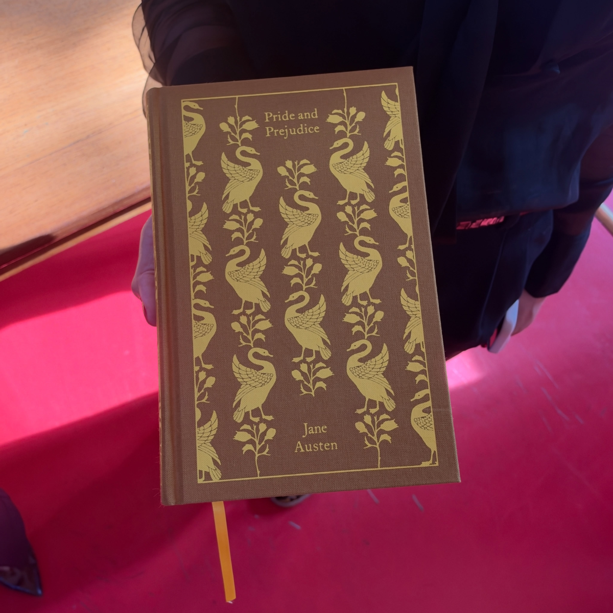 Anna Wintour con el libro «Orgullo y prejuicio», de Jane Austen, durante el desfile de Valentino Primavera-Verano 2027