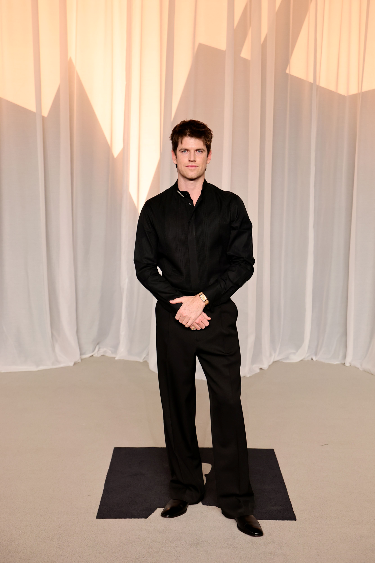 Miguel Bernardeau posa en la alfombra roja de la Academy Museum Gala con un estilismo negro de Armani y una camisa con pechera plisada