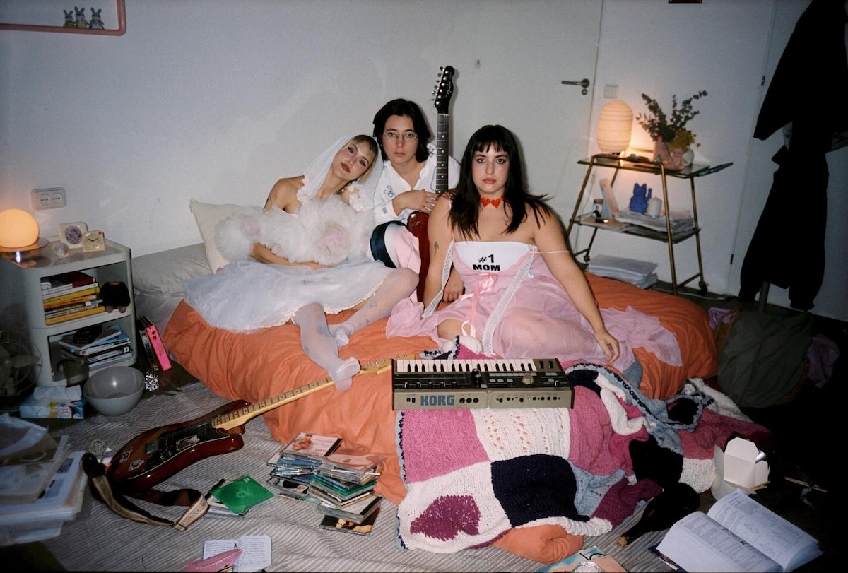 Aiko el grupo, formado por Teresa Iñesta, Lara Miera y Bárbara López, presenta su nuevo disco «Señales Brutales»