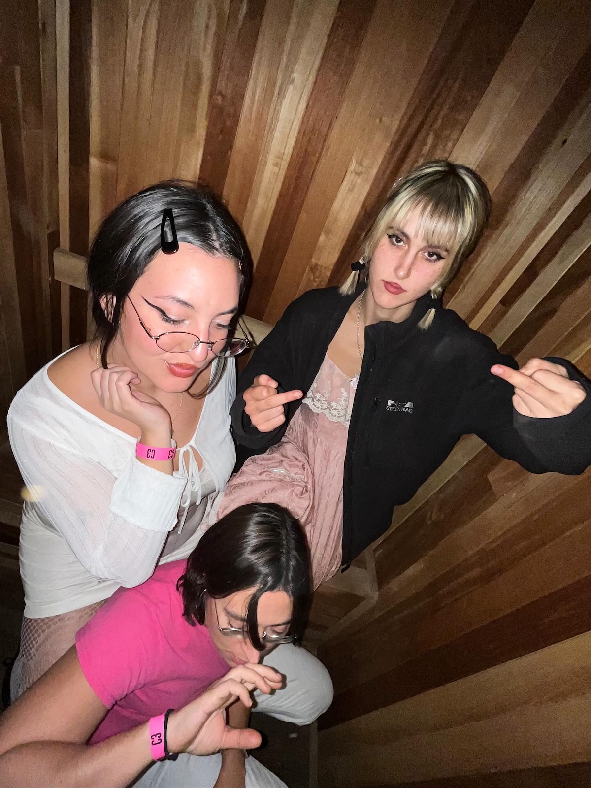 Teresa Iñesta, Lara Miera y Bárbara López, integrantes de Aiko el grupo, durante la etapa de «Señales Brutales»