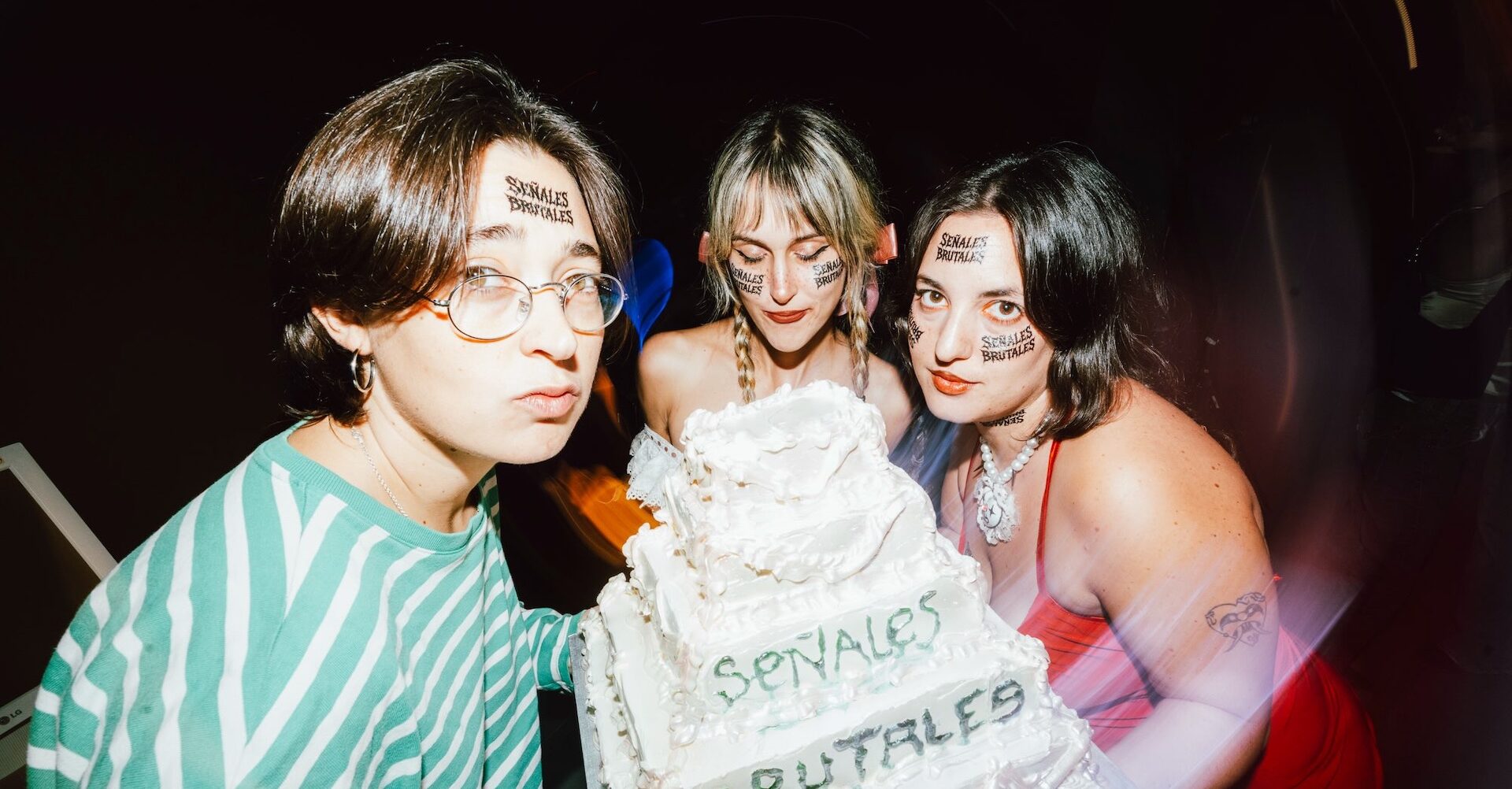 Aiko el grupo, una de las bandas de punk-pop de la escena independiente española, presenta «Señales Brutales». Imagen: @aikoelgrupo
