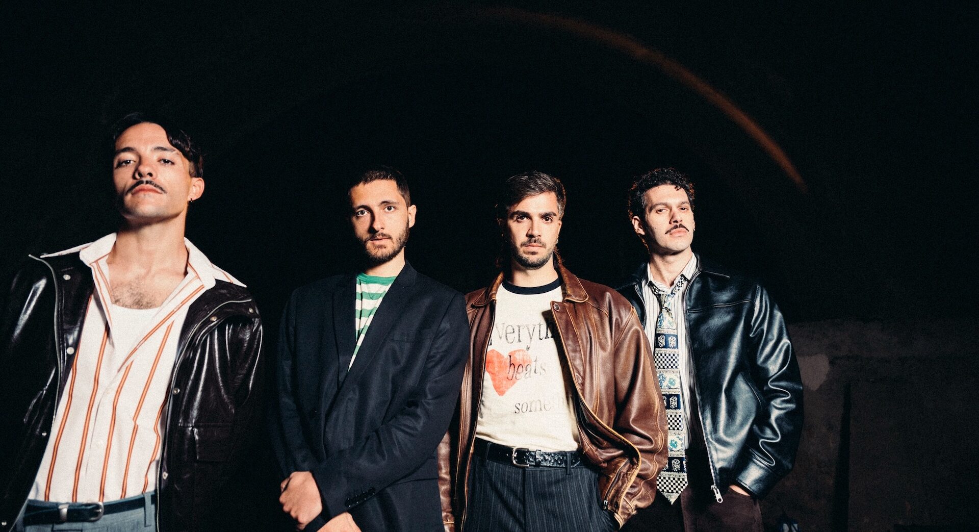 Arde Bogotá presenta «Manufacturas del Club de la Gente Sola», su tercer álbum de estudio. Imagen: @arde_bogota