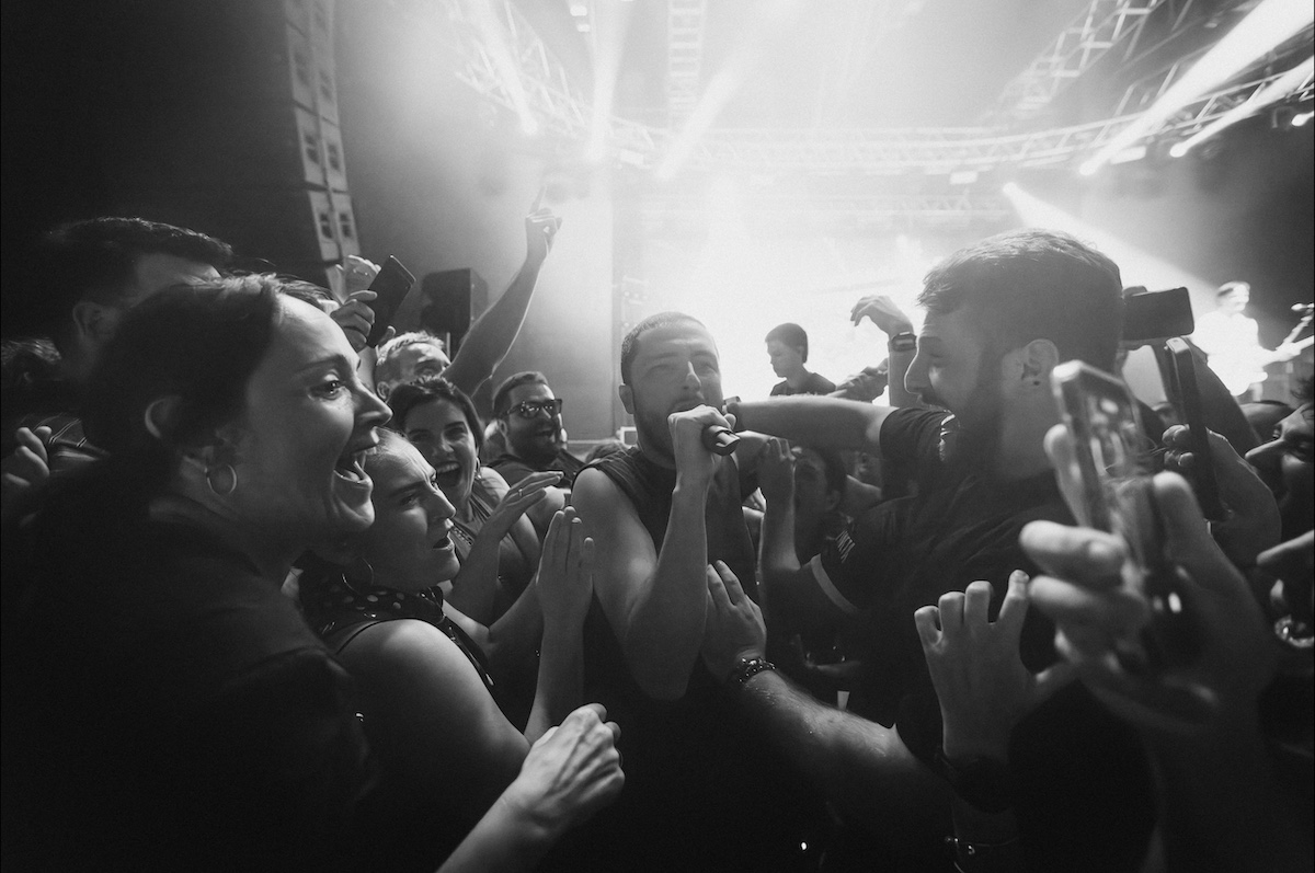 Arde Bogotá lleva su nuevo álbum al directo con «Hervideros», una gira de conciertos con el público alrededor del escenario. Imagen: @arde_bogota