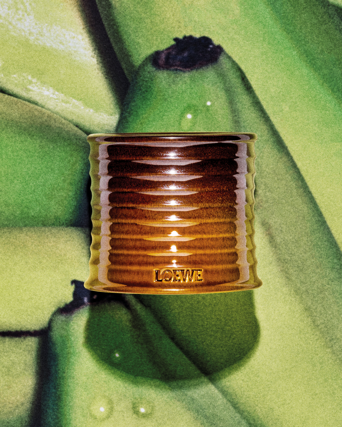 Vela Banoffee de LOEWE Perfumes, con un diseño en terracota esmaltada en tonos caramelo y el Anagrama de la Casa en la base