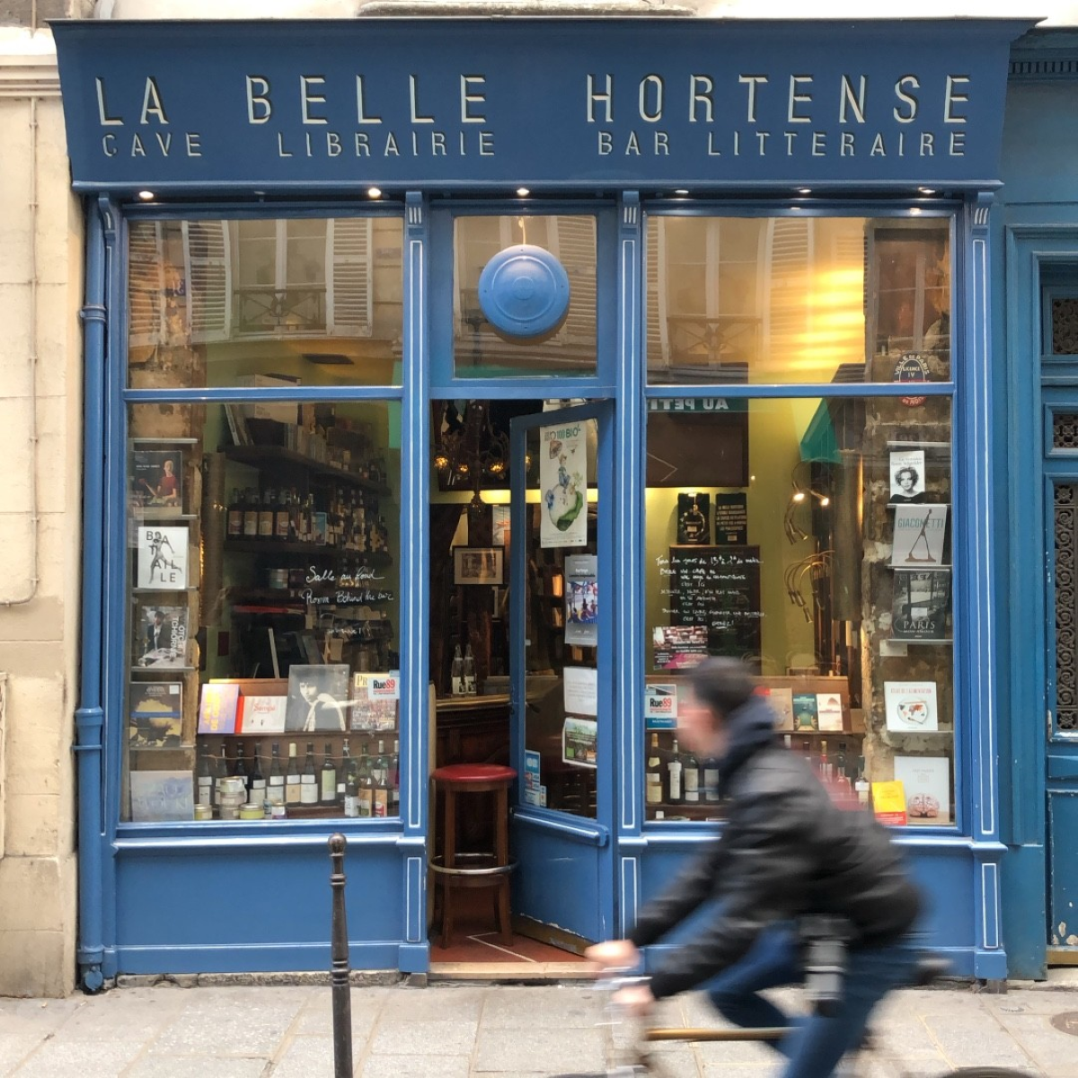 Una copa de vino y un buen libro en pleno corazón del Marais: así es La Belle Hortense, una de las direcciones más especiales de París
