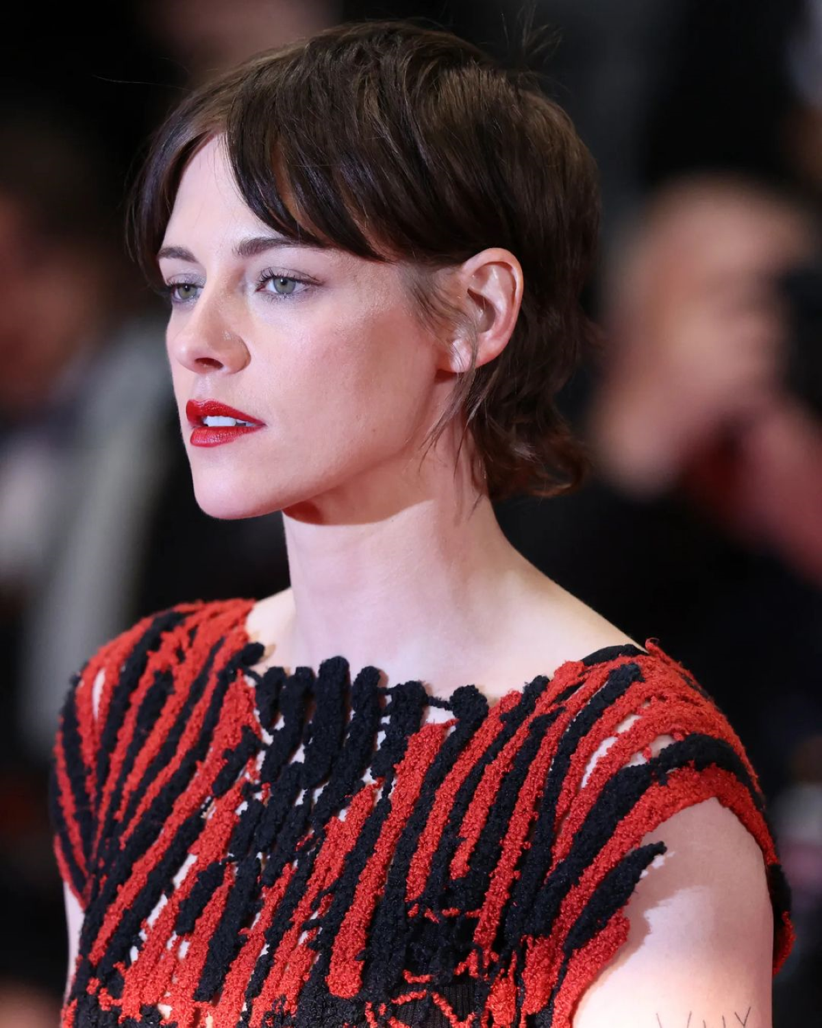 Kristen Stewart luce un corte bixie corto, con capas desfiladas y textura desenfadada, durante el Festival de Cannes 2026