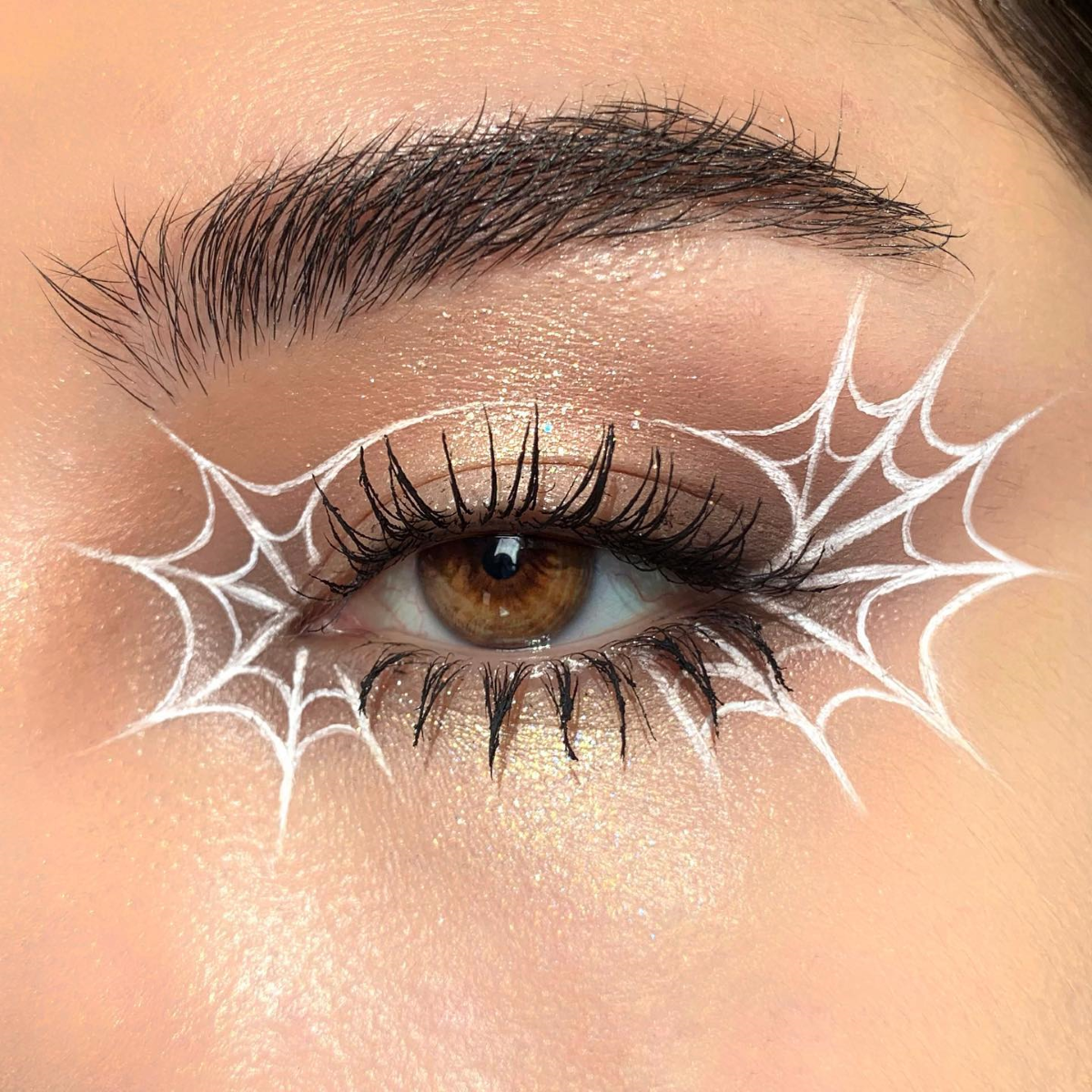 Diseño de telaraña en blanco es una propuesta sencilla y original para Halloween