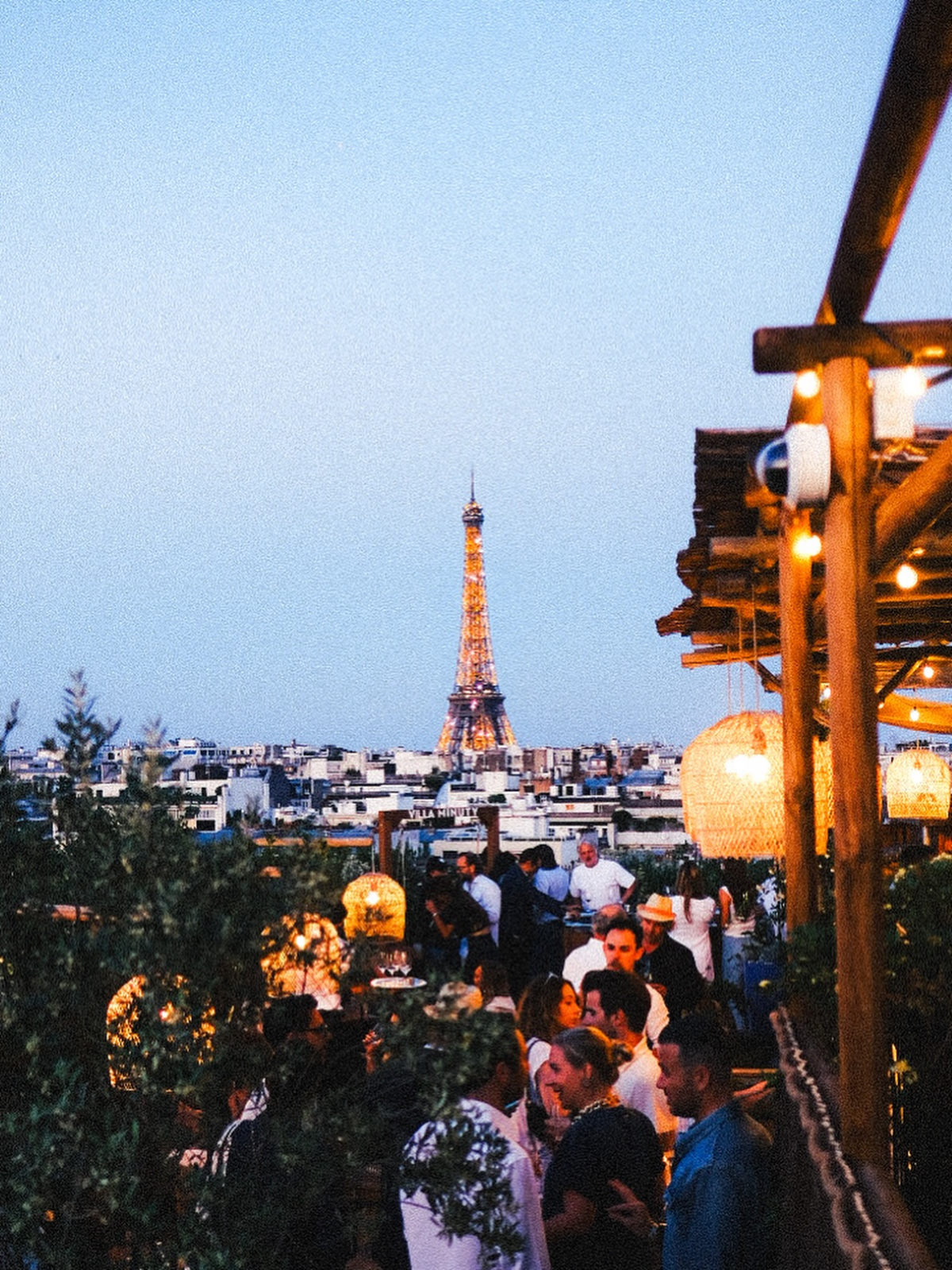 Situado en el distrito 16, cerca de Trocadéro y Passy, este hotel de cinco estrellas diseñado por Philippe Starck combina diseño, gastronomía y bienestar, con rooftop y unas vistas espectaculares de los tejados de París y la Torre Eiffel