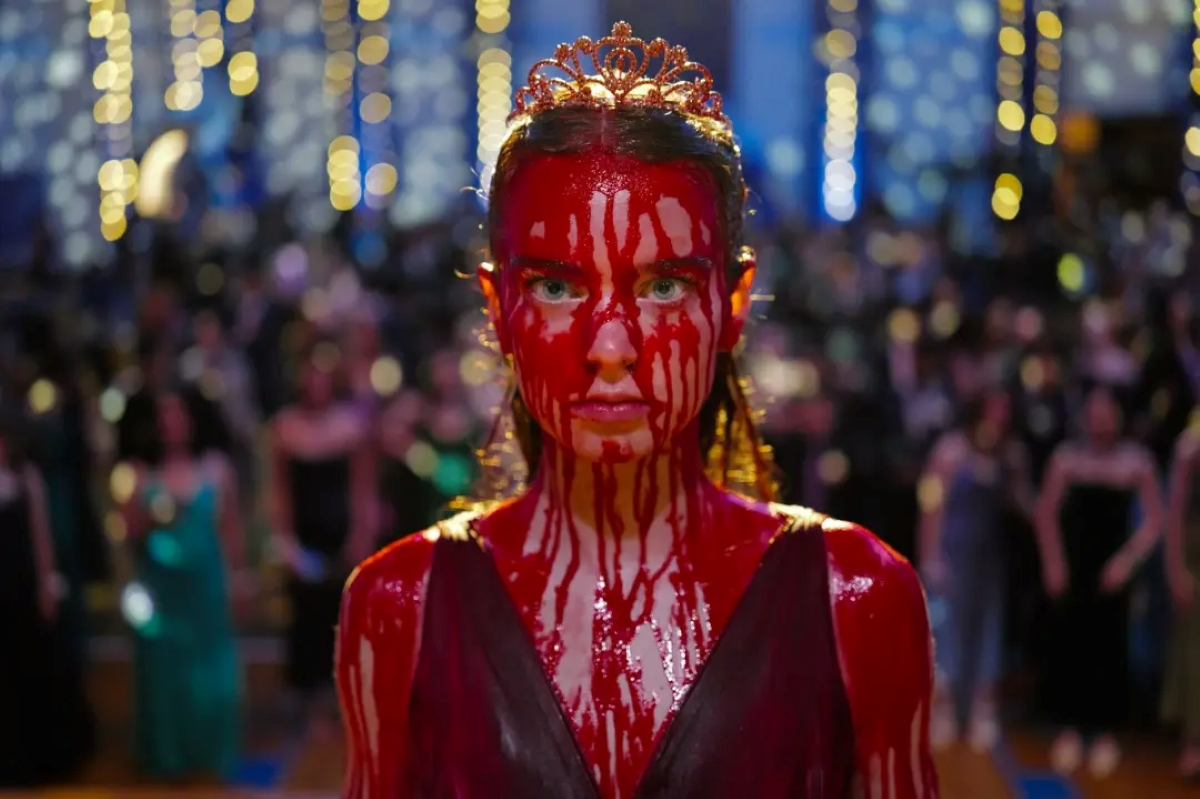 Summer H. Howell como Carrie White, ensangrentada y con la corona de reina del baile de graduación en la serie «Carrie» de Prime Video