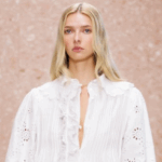 Apple Martin debuta sobre la pasarela de Chloé durante la Paris Fashion Week. La hija de Gwyneth Paltrow y Chris Martin se estrena como modelo en el desfile de primavera-verano 2027 de la maison, dirigido creativamente por Chemena Kamali