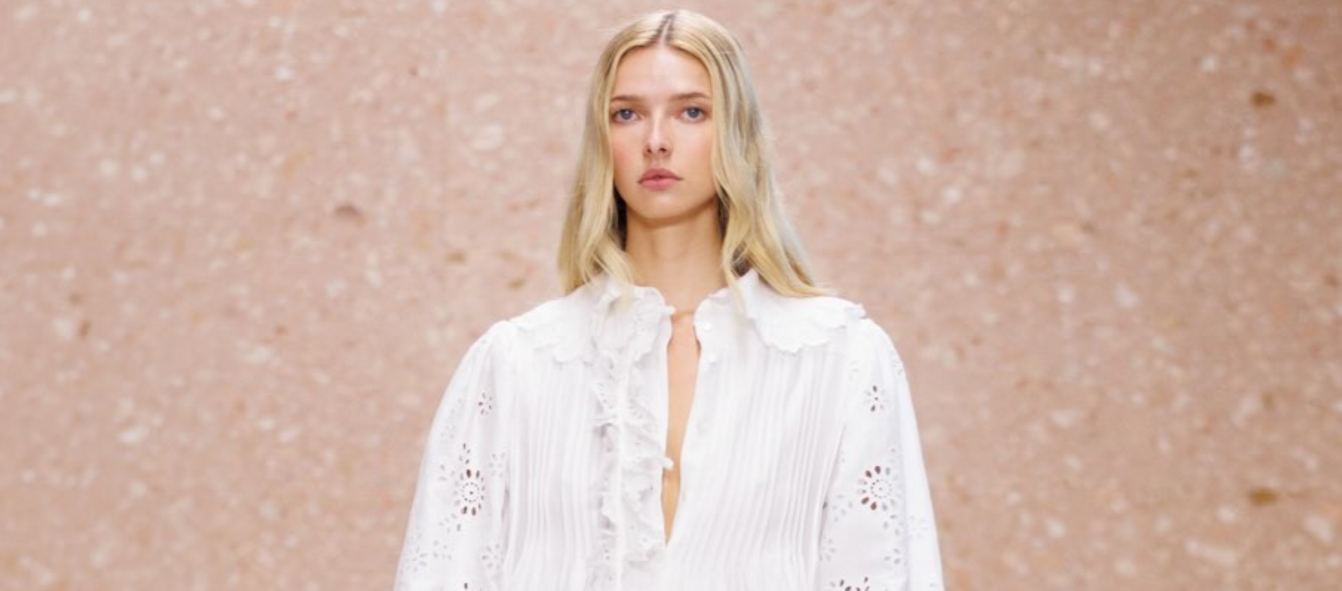Apple Martin desfila para Chloé en París con un vestido blanco durante su debut en la pasarela para la colección Primavera-Verano 2027. Imagen: @chloe