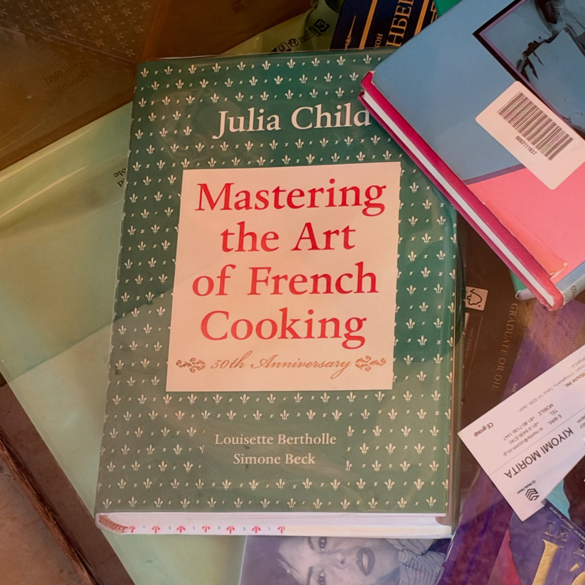 Colman Domingo con el libro «Mastering the Art of French Cooking», de Julia Child, durante el desfile de Valentino Primavera-Verano 2027
